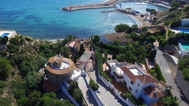 A coastal property with a central courtyard, a pool, and a view of the sea. - Villa Ronda - Costa CarpeDiem (Calpe)