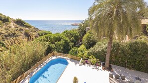 A swimming pool with a wooden deck and a view of the sea. - Villa Ronda - Costa CarpeDiem (Calpe)