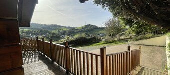 Quiet Sunny South Facing Lodge, Private Decking with Great views & Car Parking