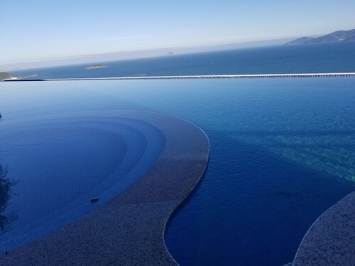 Luxury Scenia Bay Apartment with Seaview