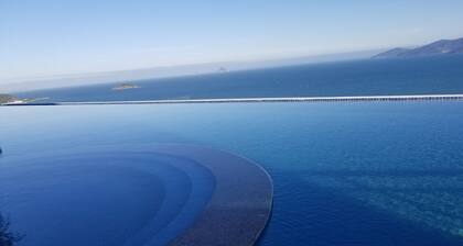 Luxury Scenia Bay Apartment with Seaview