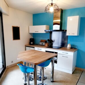 Réfrigérateur, micro-ondes, plaque de cuisson, lave-vaisselle