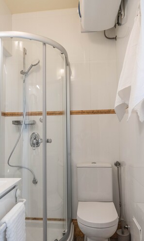 Shower, hair dryer, towels, soap - Apartment with sea view (Opatija)