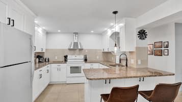 Réfrigérateur, micro-ondes, plaque de cuisson, lave-vaisselle