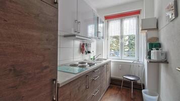 Kühlschrank, Mikrowelle, Herdplatte, Geschirrspüler