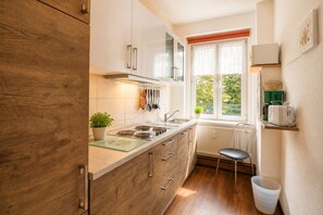 Wasserkocher mit Kaffee-/Teezubehör, Kühlschrank, Mikrowelle, Herdplatte