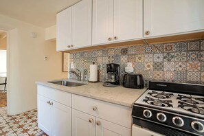 Refrigerador, microondas, cafetera y tetera y utensilios de cocina 