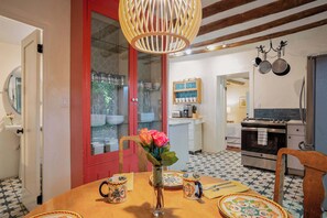 Refrigerador, microondas, cafetera y tetera y utensilios de cocina 