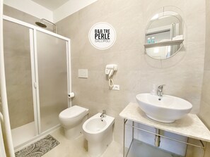 Rom – design | Bad | Dusj, badekåper, bidé og håndklær