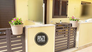 Una entrada con puerta y un letrero que dice "B&B TRE PERLE GALLIPOLI".