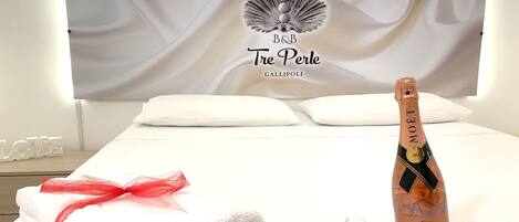 Design kamer | Een minibar, een kluis op de kamer, individueel gedecoreerd