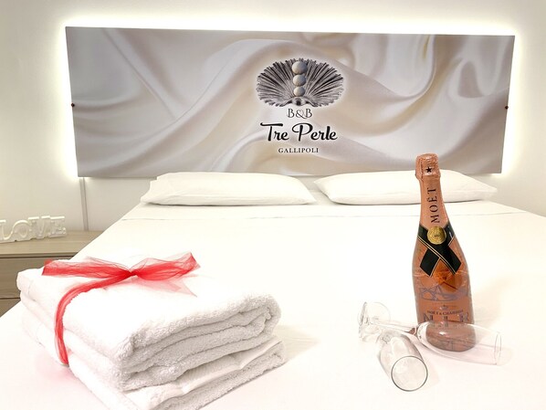 Habitación de diseñador | Minibar, caja de seguridad en la habitación y decoración personalizada 