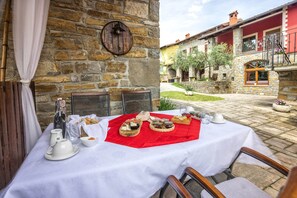 Outdoor dining - Apartment "Lavanda" in Tourist farm RED FAIRYTALE (Marezige)
