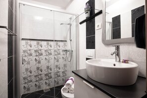 Combined shower/bathtub, hair dryer, towels, shampoo - Apartment "Lavanda" in Tourist farm RED FAIRYTALE (Marezige)