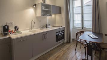 Duplex 4 « Côté Ouest » | 私人小型廚房 | 義式濃縮咖啡機、咖啡機/沖茶器、電熱水壺