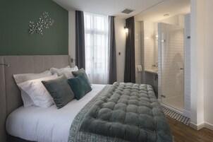 Ropa de cama de alta calidad, colchones con pillow-top y minibar