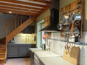 Fridge, microwave, oven, stovetop - Town house with terrace and garden in the center of Lyon.. (Lyon)