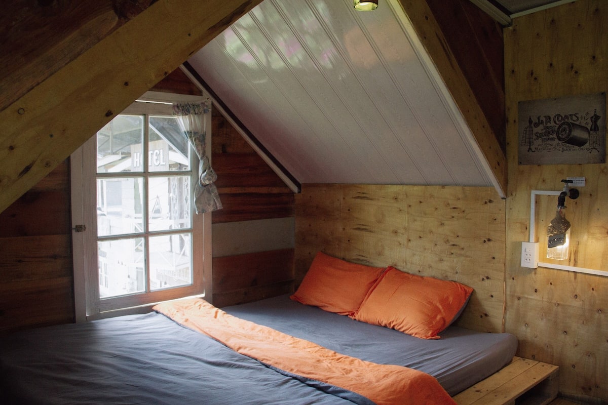 2 bedrooms, pillowtop beds, WiFi (free), individually decorated