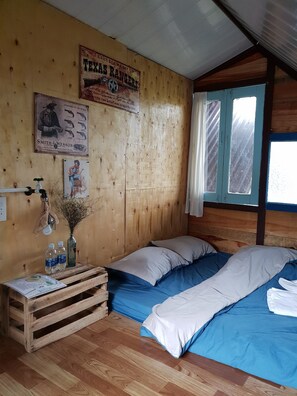 2 kamar tidur, bantalan ekstra lembut, dan didekorasi berbeda-beda