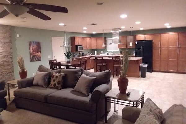 Smart TV, caminetto, lettore DVD