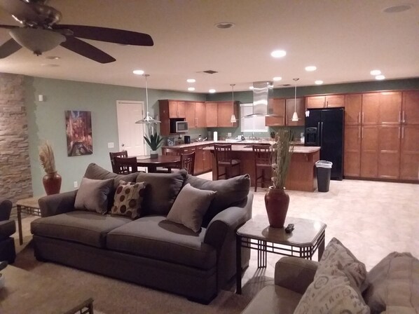 TV connectée, cheminée, lecteur de DVD