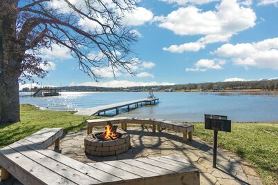 Waterfront Oasis! Beautiful deck & dock. Swim/dogs