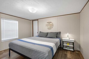 3 bedrooms, iron/ironing board, free WiFi, bed sheets - Waterfront Lake Cottage, Spacious Outdoor Deck & Dock! Dog friendly firepit &BBQ (Kemp)