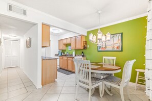 Dining - Beach Life, ground floor, quiet &clean. 2BR 2 Bath (Saint Augustine)