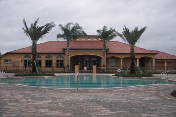 حمّام سباحة خارجي، حمّام سباحة مُدفَّأ