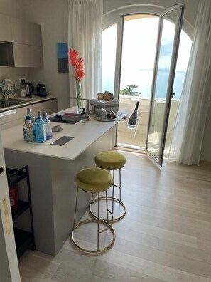 ثلاجة، ميكروويف، فرن، موقد طهي مسطح