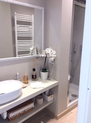 Doccia, asciugacapelli, bidet, asciugamani