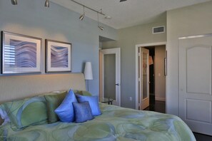 3 bedrooms, desk, WiFi, bed sheets