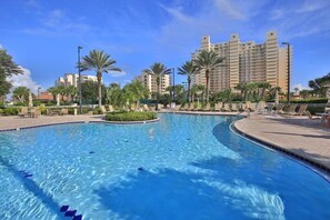 Alberca al aire libre y alberca climatizada