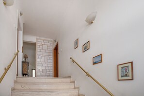Interior entrance - Family apartment 450m from metro near Acropolis (Athens)