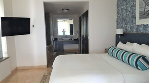 3 bedrooms, in-room safe, WiFi, bed sheets - Ocean front, Cabo Villas. Executive 2 unit suite (Cabo San Lucas)