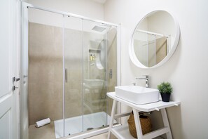 Shower, rainfall showerhead, hair dryer, bidet - Enjoy Your Stay - Olbia (Olbia)