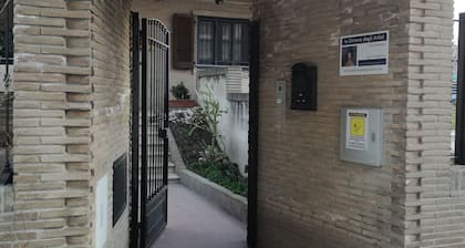 Villa con ampio parcheggio e verde intorno