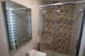 Chambre triple classique | Salle de bain | Douche, articles de toilette (gratuits), séchoir à cheveux
