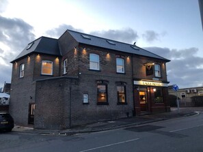 Exterior - Eagle Hotel (Luton)