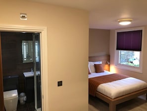 Superior Double Room | Individually decorated, individually furnished, desk, laptop workspace - Eagle Hotel (Luton)