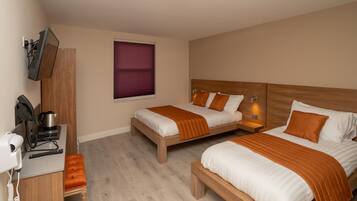 Yksilöllisesti sisustettu, yksilöllisesti kalustettu, työpöytä