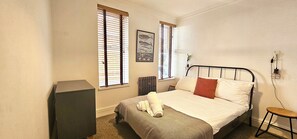 2 bedrooms, desk, iron/ironing board, free WiFi - No.2 Thompson Apartments by Switchback Stays (Cardiff)