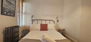 2 slaapkamers, een bureau, een strijkplank/strijkijzer, gratis wifi