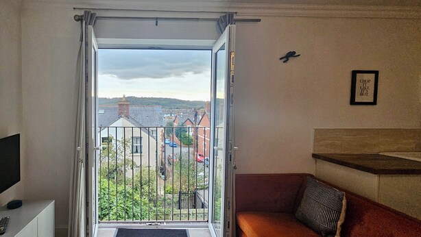 Un balcón con vistas a casas y un río.