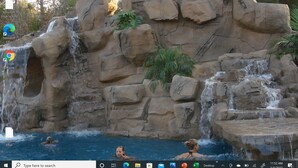 Une formation rocheuse avec une cascade et un bassin.