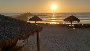 Plage, chaises longues, serviettes de plage