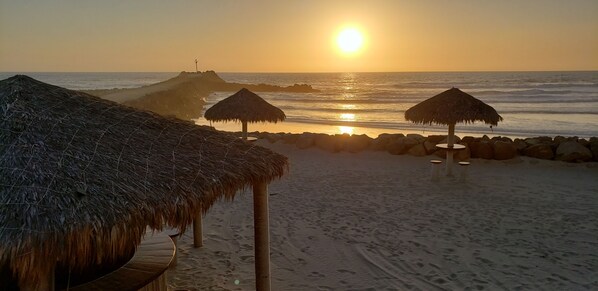 Sur la plage, chaise longue, serviettes de plage