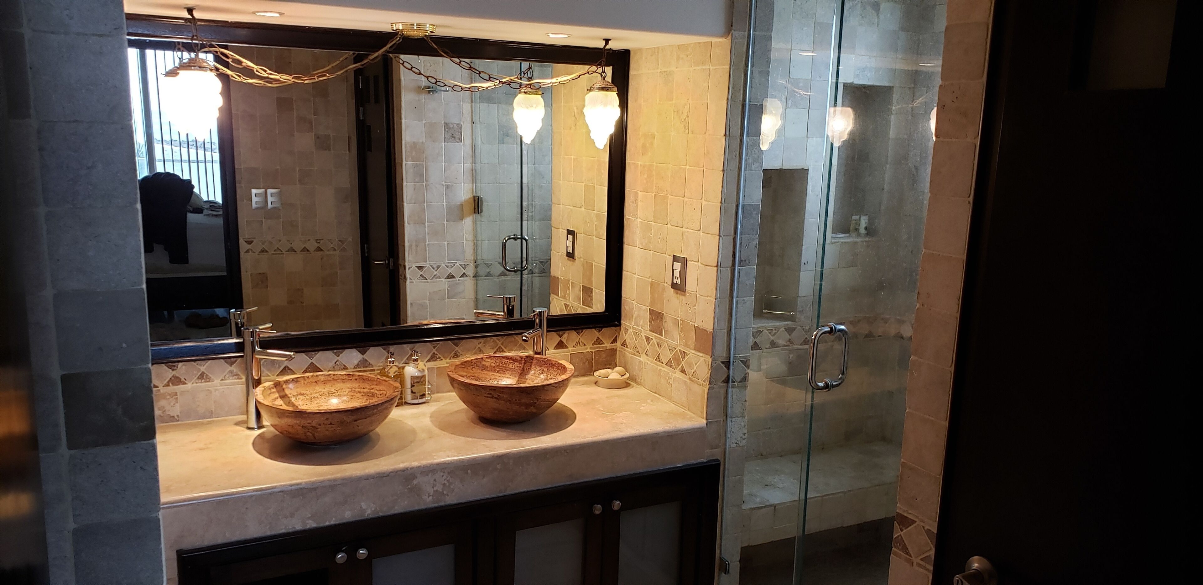 Shower, jetted bath, hair dryer, towels