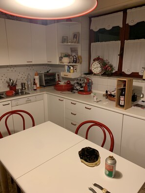 Dishwasher, coffee/tea maker, cookware/dishes/utensils