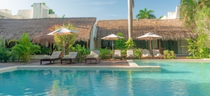 Außenpool, Liegestühle